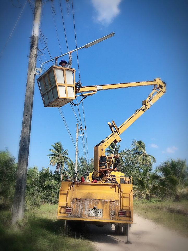 เทศบาลตำบลคึกคัก(กองช่าง งานไฟฟ้า)ติดตั้งโคมไฟ ส่องสว่าง ซอยต้นทึง หมู่ที่ 4 ตำบลคึกคัก อำเภอตะกั่วป่า จังหวัดพังงา